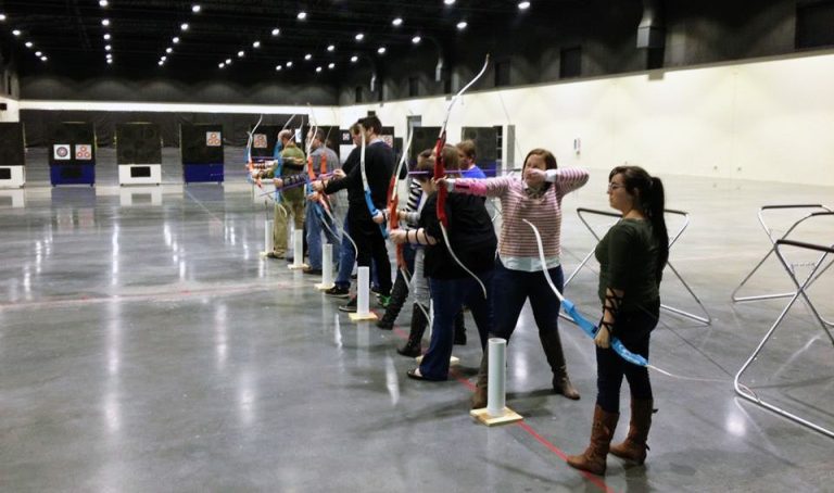 session de tir en groupe avec des arcs Club au Easton Archery Center