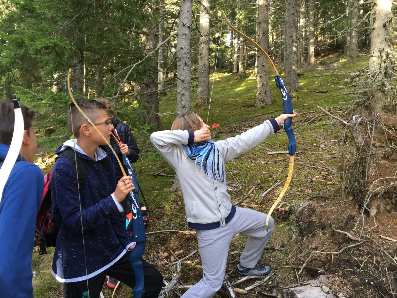 jeune garçon en tir extérieur avec un arc Club