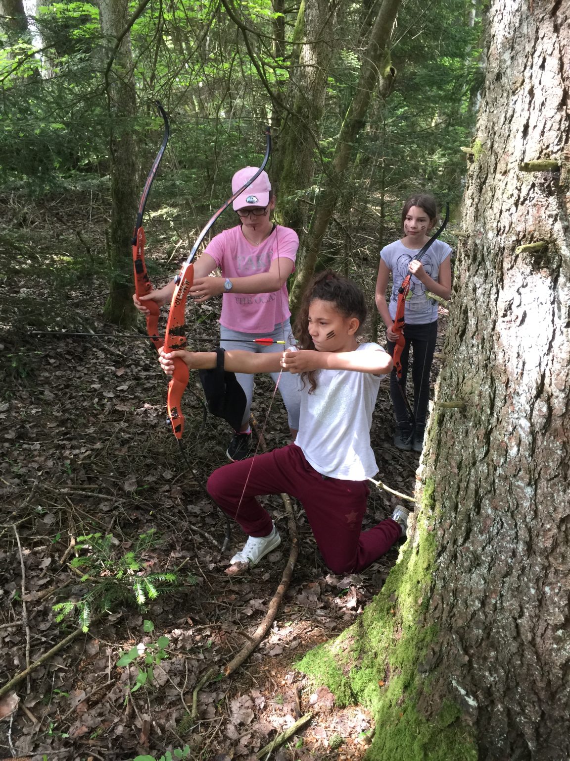 groupe de jeunes enfants lors de tir en pleine nature avec des arcs Snake