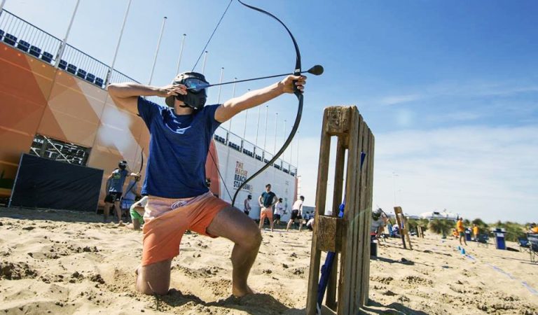 un tireur lors d'une session de battle archery sand