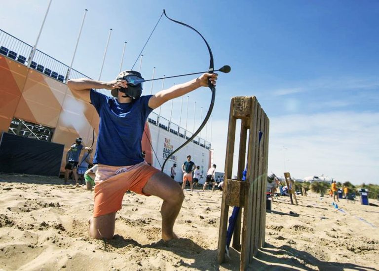 un tireur lors d'une session de battle archery sand