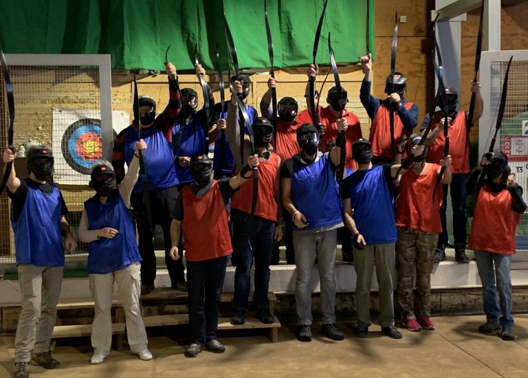 groupe d'adolescents lors d'une session de battle archery en intérieur