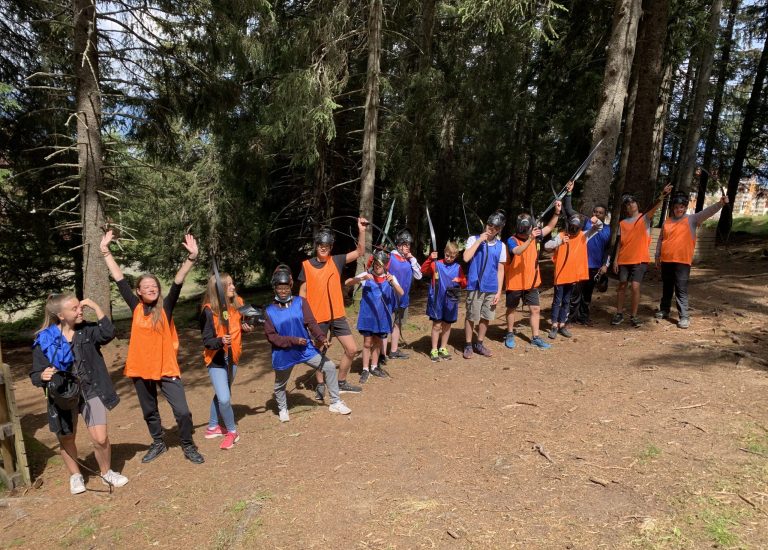 groupe d'enfants lors d'une activité extéireure équipés de arcs Snake