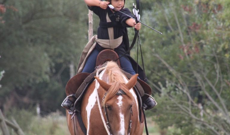 jeune garçon qui pratique le tir à cheval